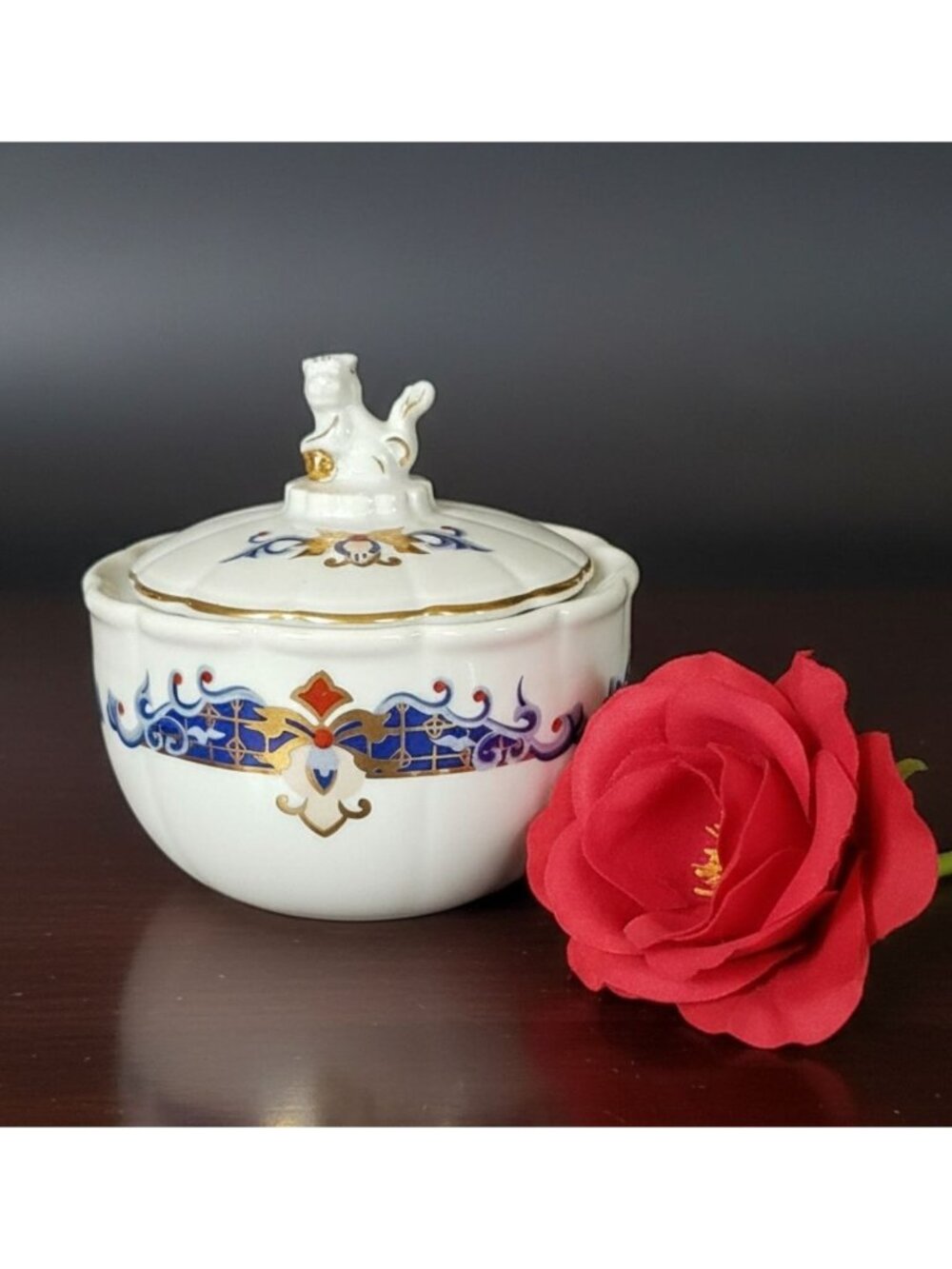 Chinoiserie Collection by Elizabeth Arden Porcelain Trinket Box w/ Lid & Cat Fin